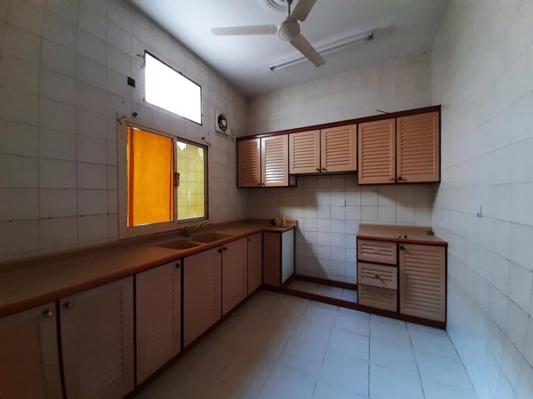 2 bedrooms unfurnished Apartment. (Hidd)